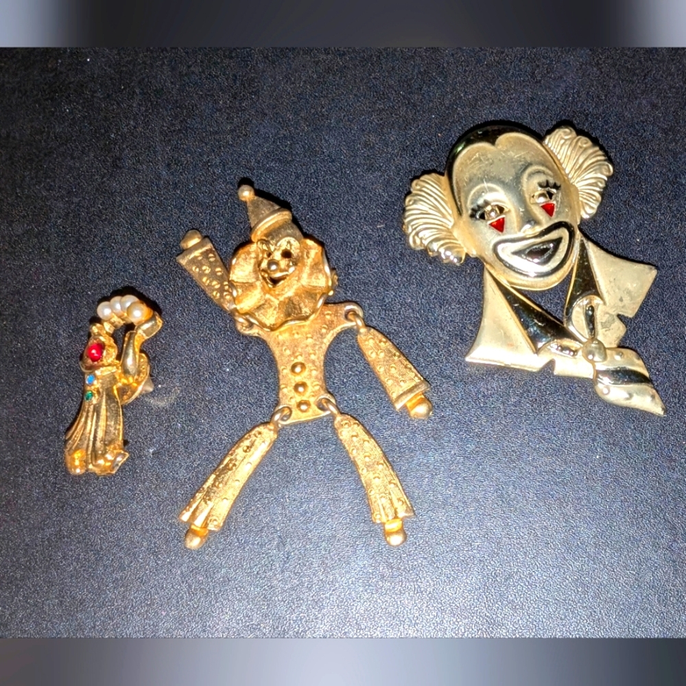 Clown VTG Figural pin brooch lot. Three clowns, gold. One has jewels, one moves.